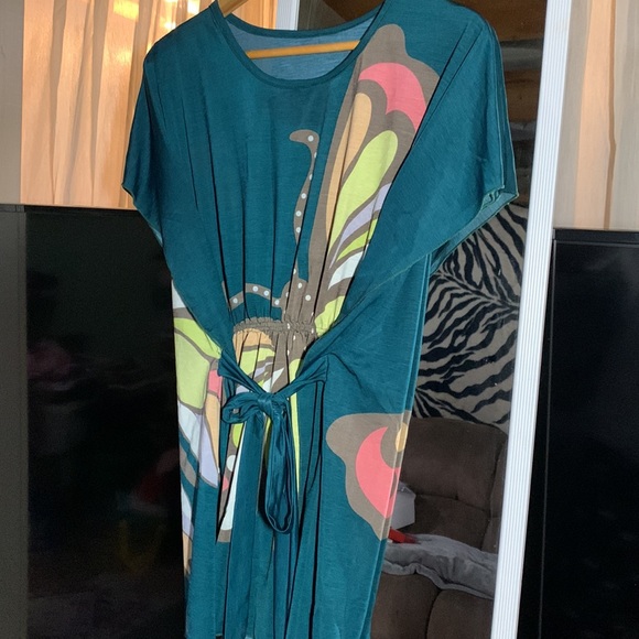 Lightly worn top with beautiful butterfly, fancy open butterfly style sleeve. - Picture 4 of 4